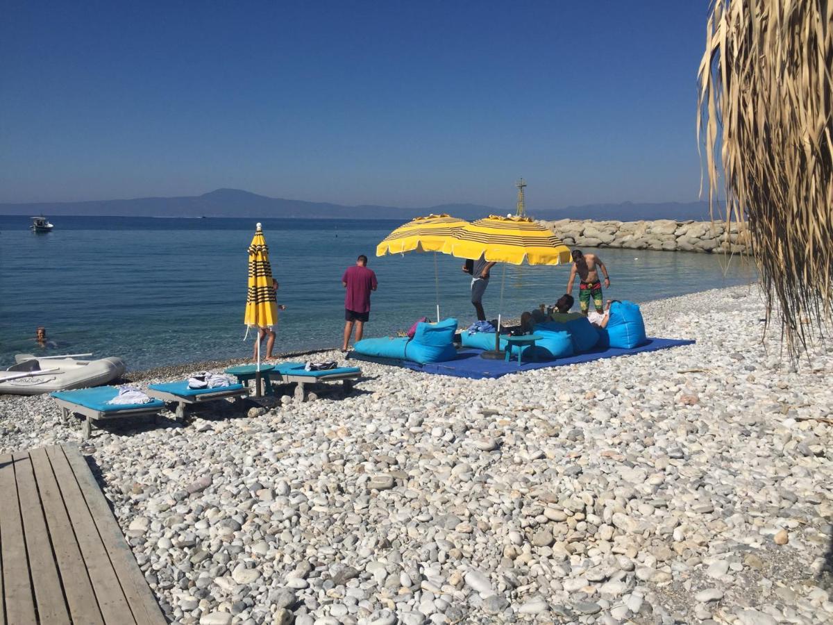 Апартаменти Agali 2 Maizonette Front Of The Sea Akrogiali Екстер'єр фото